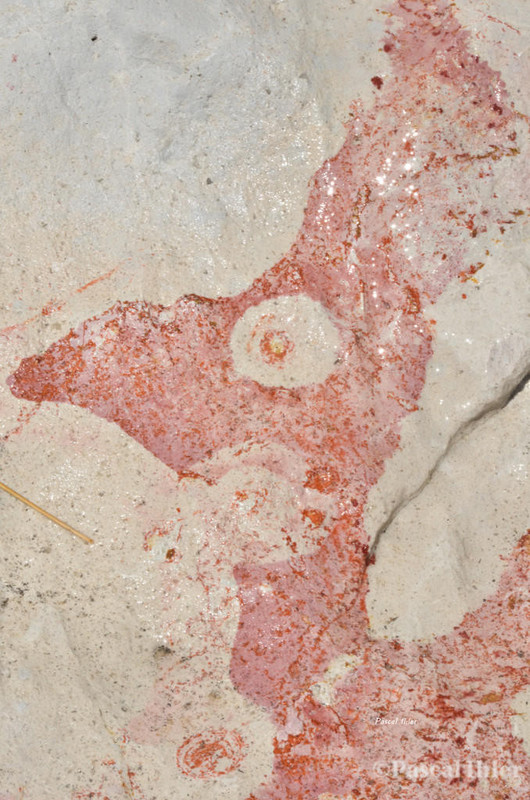 Pinturas naturais de argila(s) sobre falesias