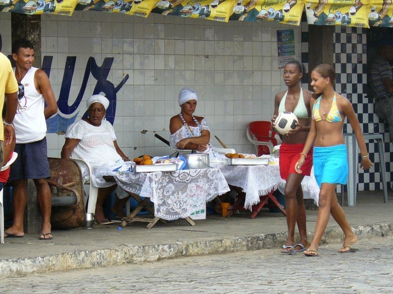 Fotografia de mulheres com rupas tradicionais