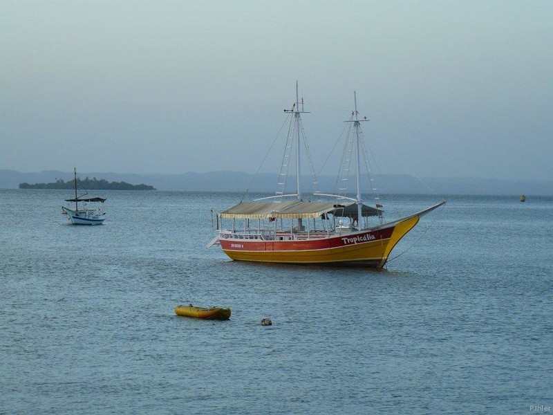 Fotografia dos barcos de Salvador e da ilha Itaparica