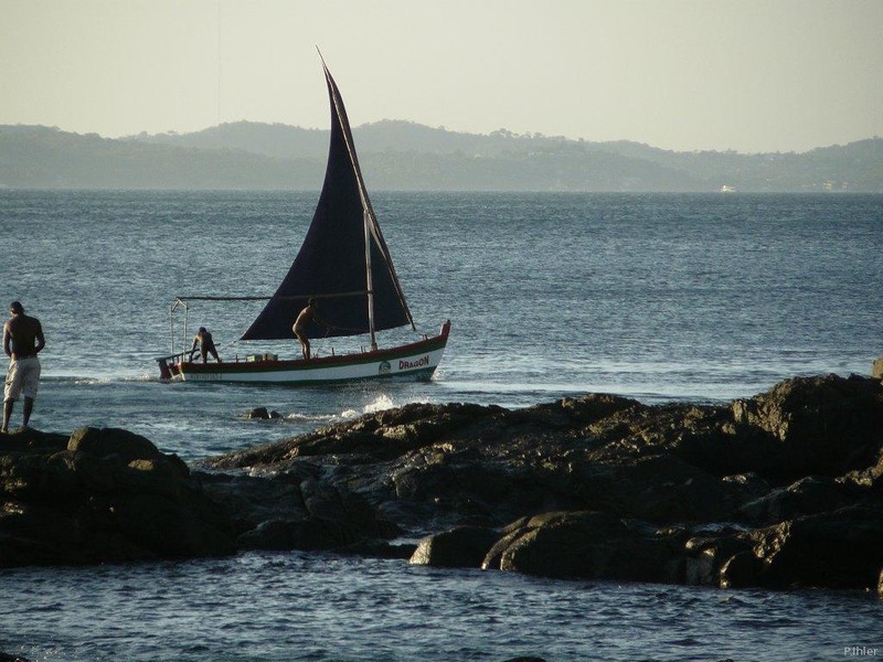 Fotografia dos barcos de Salvador e da ilha Itaparica