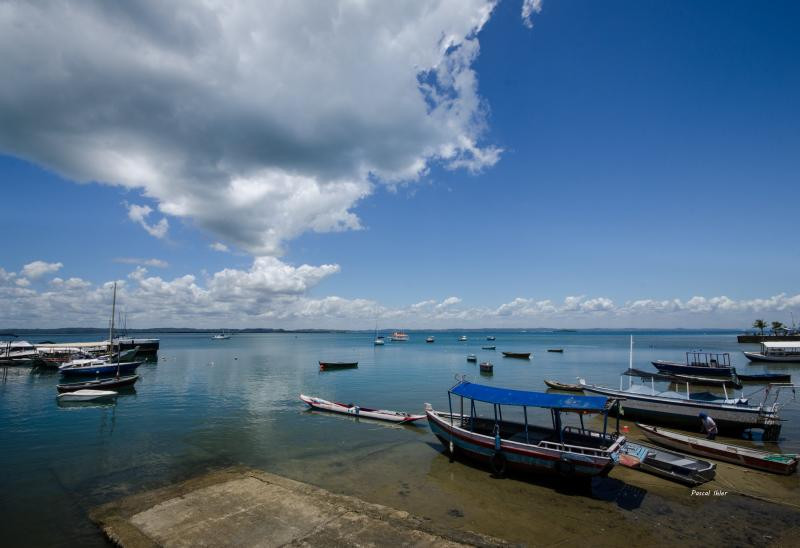 Fotografia dos barcos de Salvador e da ilha Itaparica