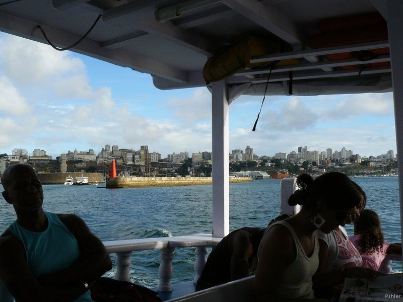 Fotografia dos barcos de Salvador e da ilha Itaparica