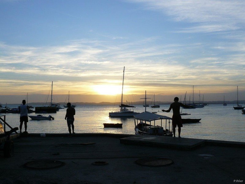 Fotografia dos barcos de Salvador e da ilha Itaparica